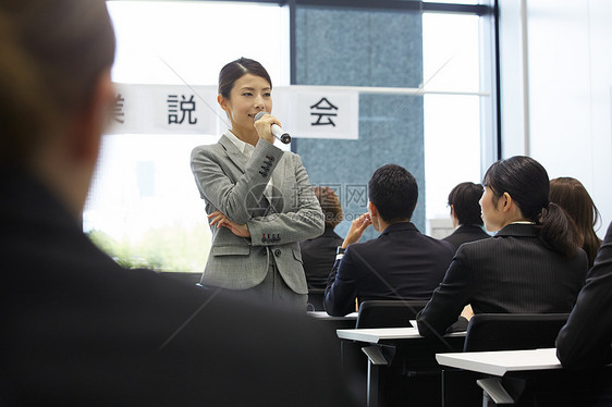 宣讲会上引导职员的女性白领图片