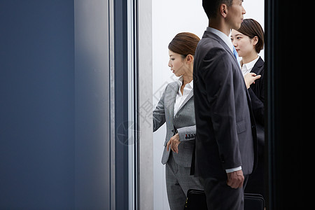 进入电梯的青年白领企业形象图片