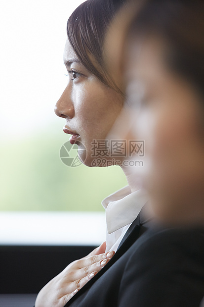 等待求职面试的女人图片