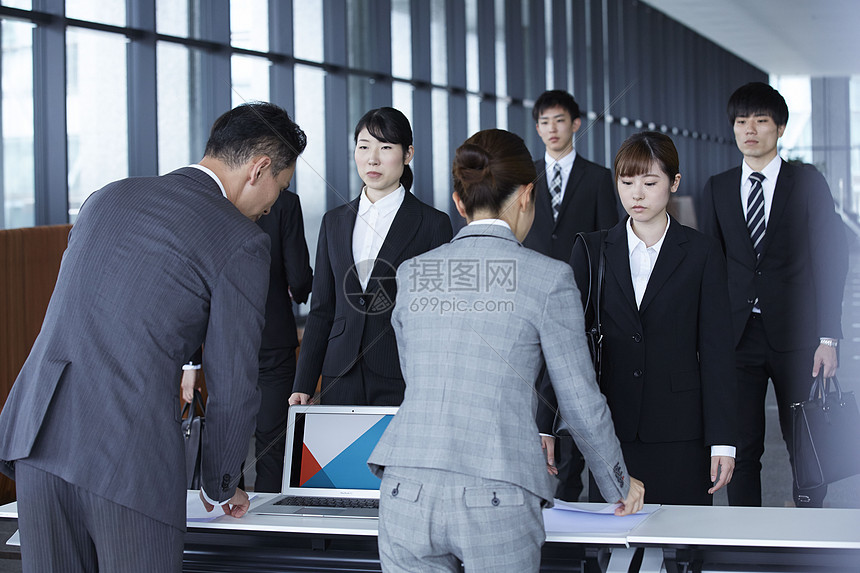 办公通勤商务人士高清图片下载-正版图片502036300-摄图网