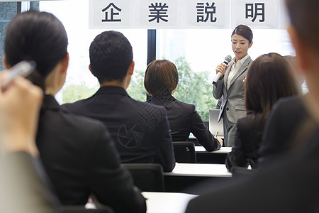 求职者参加企业招聘会图片