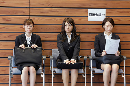 求职者坐着等待面试图片素材