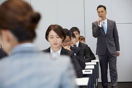 商务人士面试现场图片