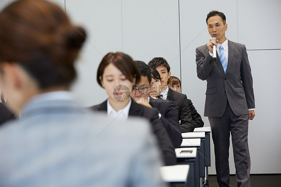 商务人士面试现场图片