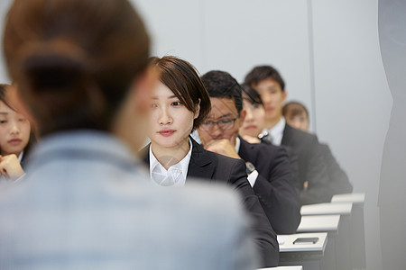 商务企业人士面试现场图片