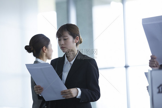 年轻女士求职面试形象图片