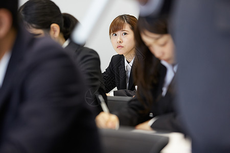 面试现场填写资料的女性图片