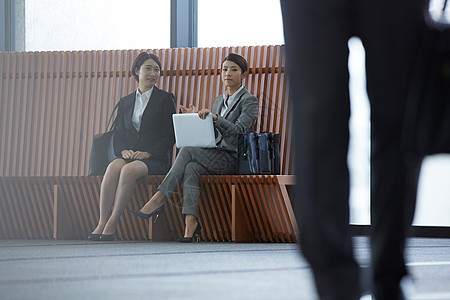 互相交谈的2位女白领图片