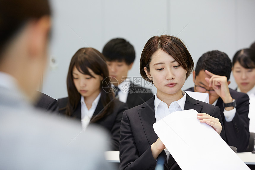 面试现场填写资料的女性图片