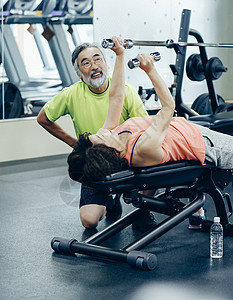 在健身房健身的中老年人图片