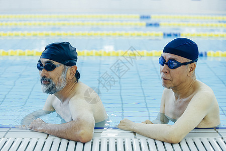 游泳池里的中老年人图片