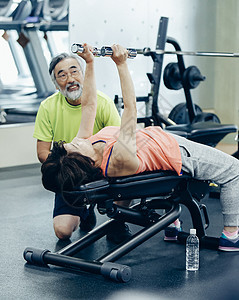 健身房锻炼的中老年人图片