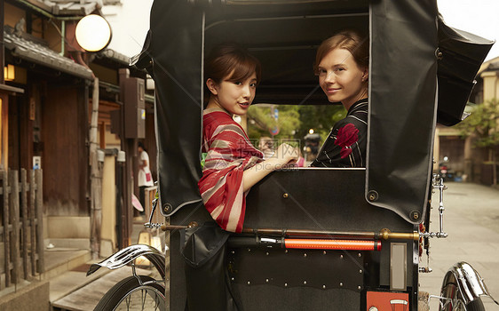 外国妇女和日本妇女乘坐人力车图片