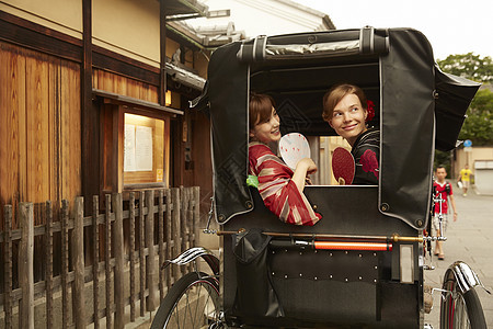 外国妇女和日本妇女乘坐人力车图片