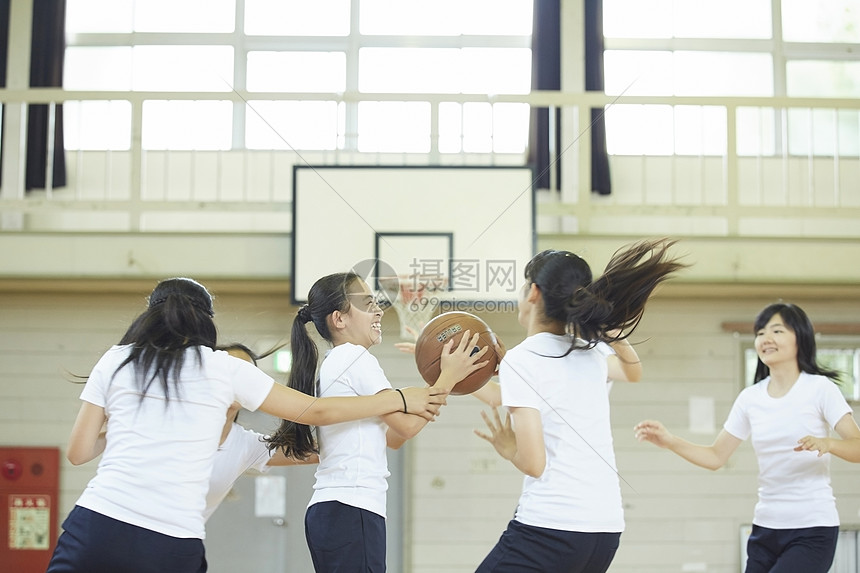 女学生们练习篮球的校园生活图片