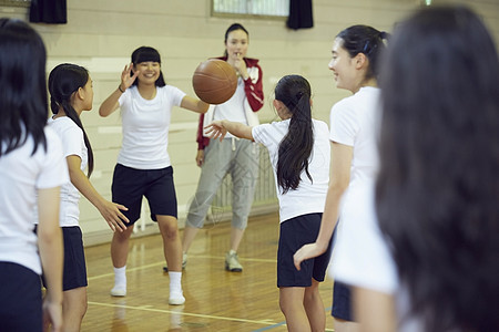 女学生们练习篮球的校园生活图片