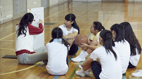 女老师布置战术给女学生们的校园生活图片