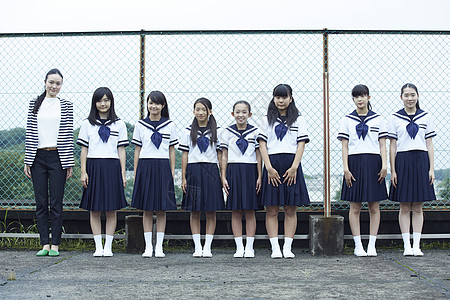老师与学生们天台开心合影的中学女生与老师背景