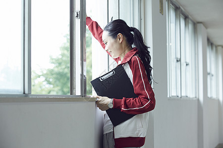 学校走廊穿运动服的女老师肖像图片