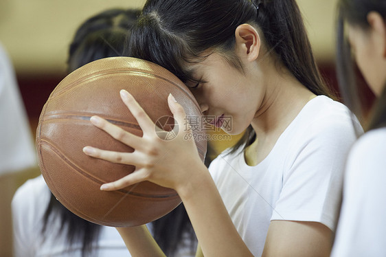 紧张拿着篮球的高中学生形象图片