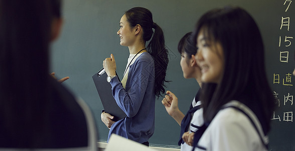 学校课堂学习的初中学生与女老师的形象图片