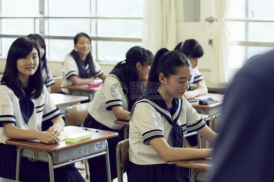 学校课堂学习的初中学生形象图片