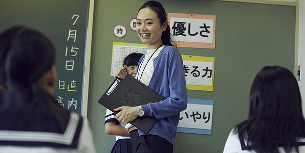 学校课堂授课的女老师形象图片