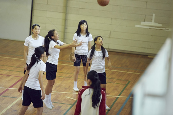 上体育课的女中学生图片