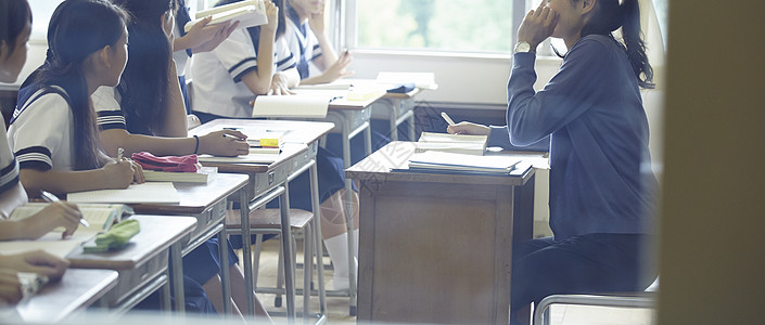 上课的女中学生图片