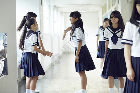 日本游海报在走廊里休息的女中学生背景