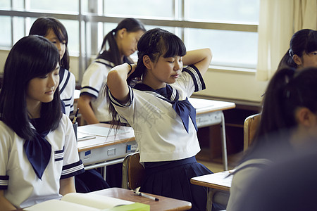 上课的女中学生图片