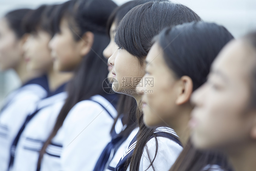 初中女学生们侧脸的肖像图片