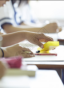 上课的女中学生图片