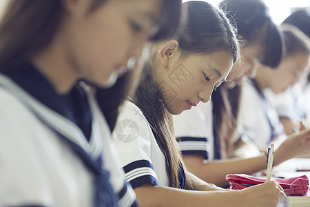 上课的女中学生图片