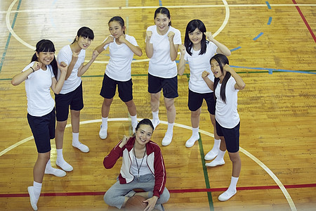 篮球场训练休息时间女孩们的肖像图片
