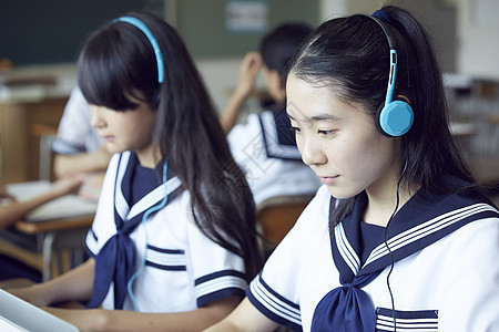 戴耳机听语音的学生图片