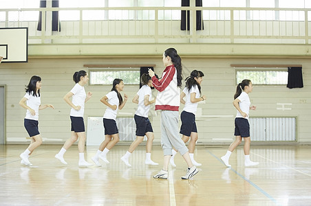 教练训练女学生们图片