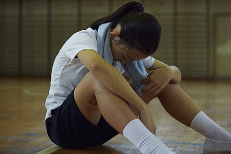 坐着休息的女学生图片