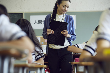 监考巡视的老师图片