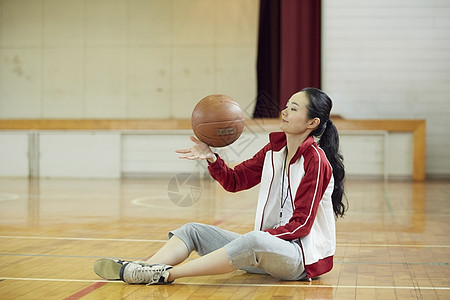 在篮球场完球的女体育老师图片