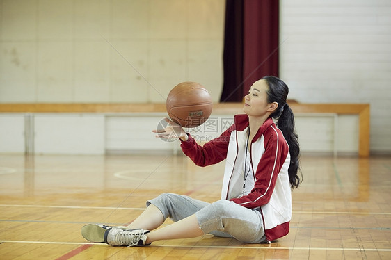 在篮球场完球的女体育老师图片