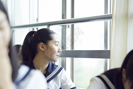 望向窗外的女学生图片