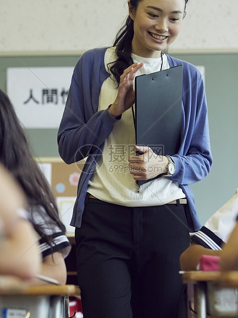 监考的女老师