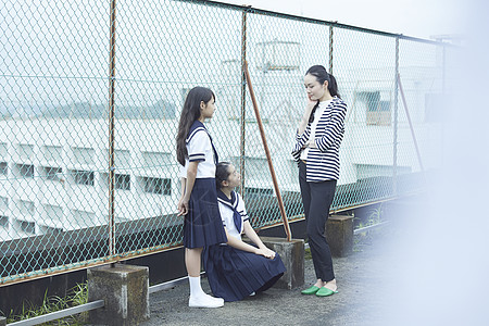日本女老师天台上和学生谈话的女老师背景