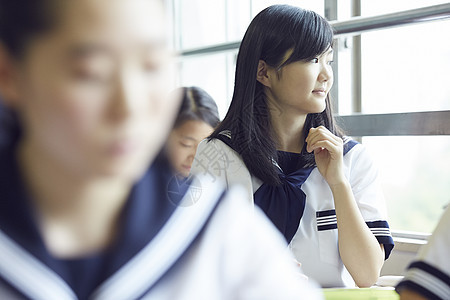 看向窗外的女学生图片