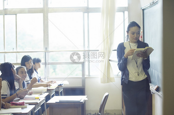 授课女老师图片