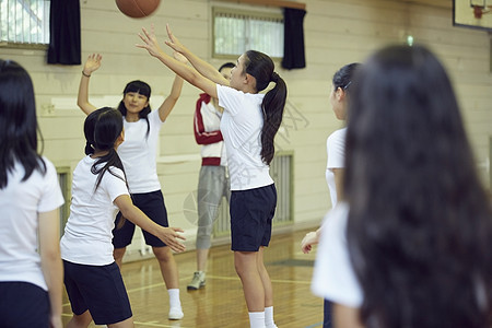 篮球场训练的女孩们图片