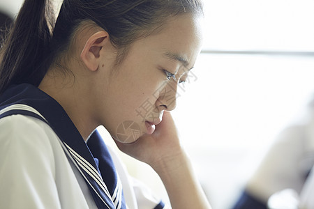 女生认真学习的表情特写图片