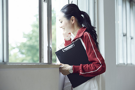 在走廊里看窗外的女老师图片