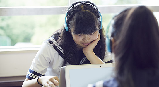 拿出便携电脑学习的初中生图片